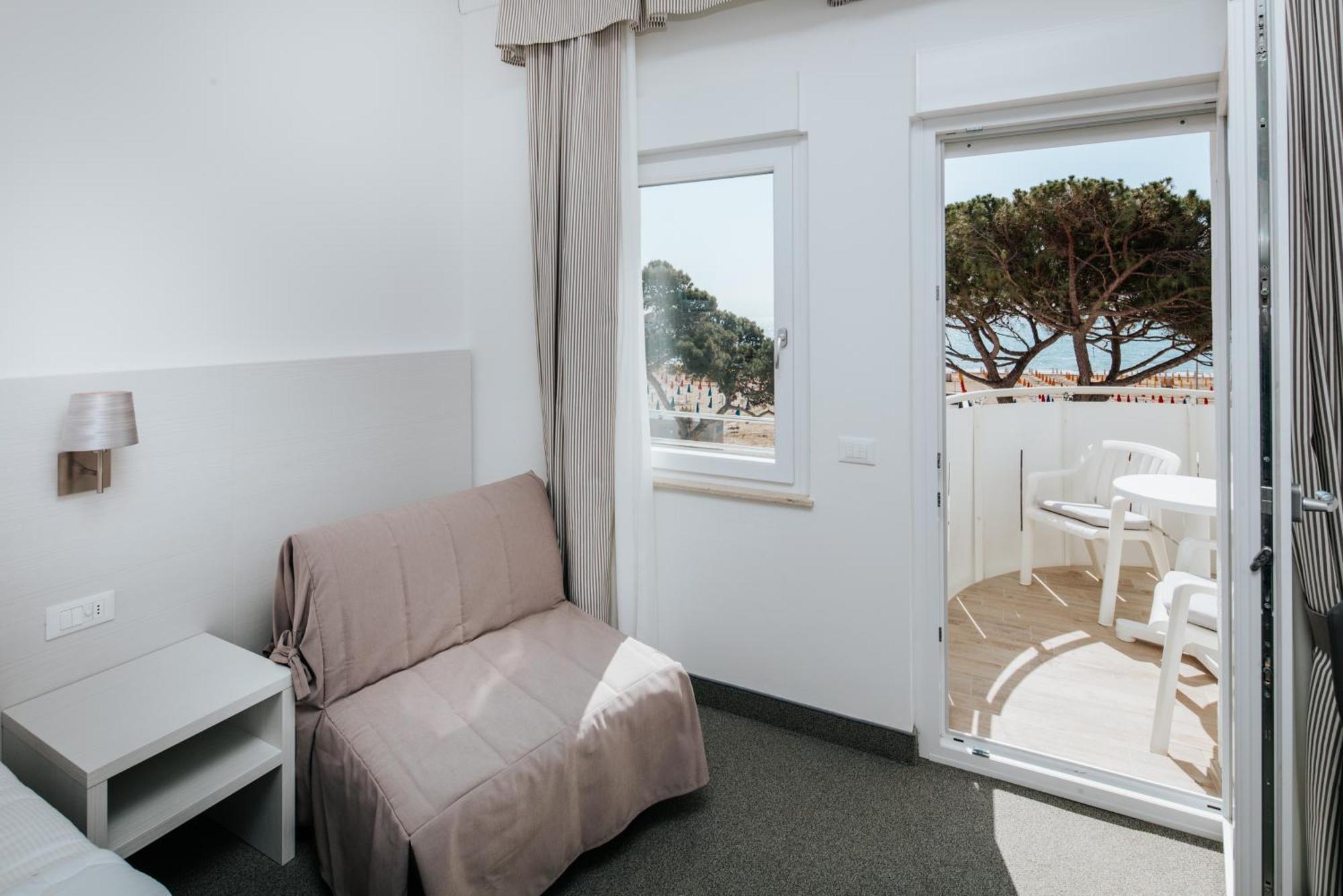Hotel Luna Centrale Lignano Sabbiadoro Esterno foto
