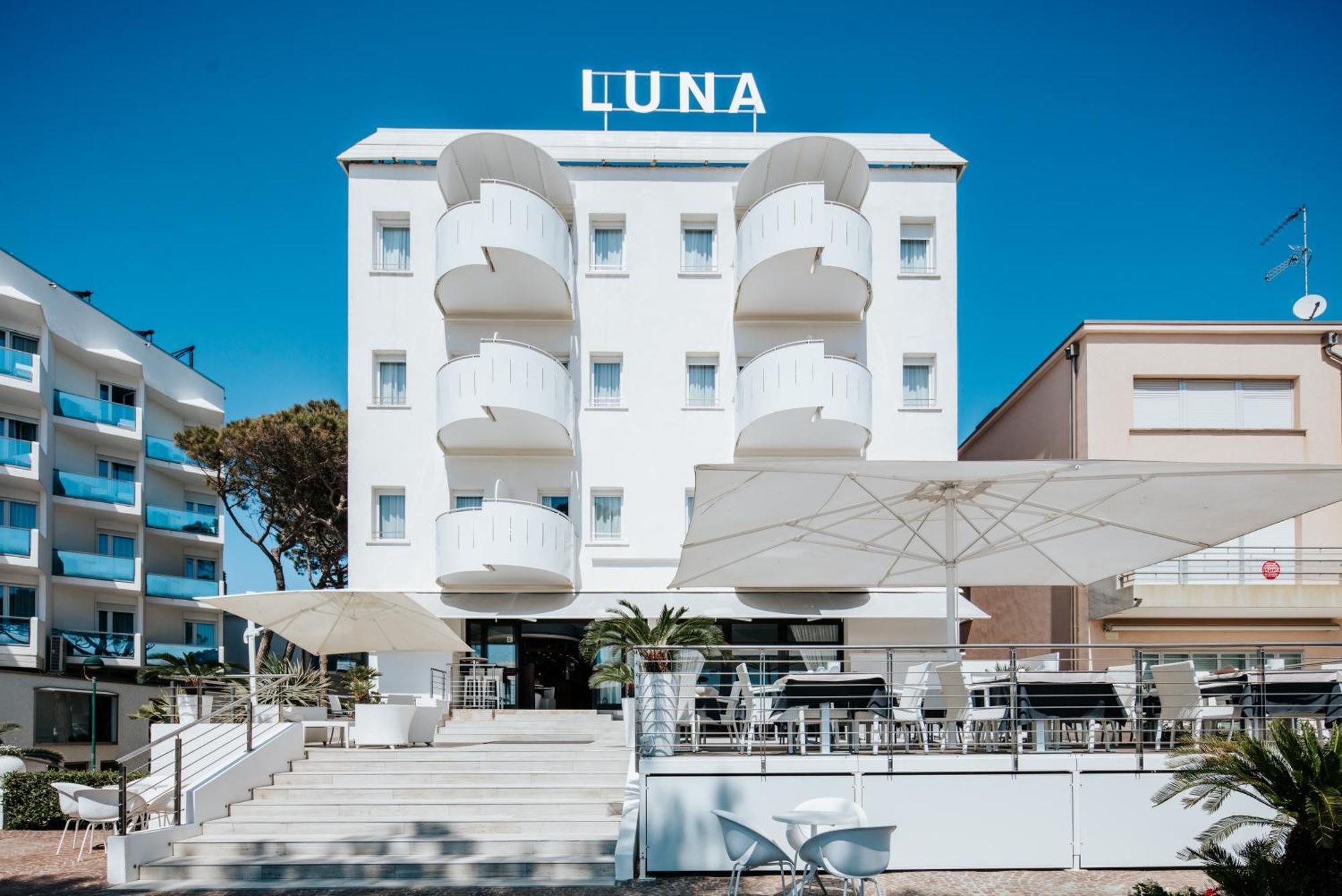 Hotel Luna Centrale Lignano Sabbiadoro Esterno foto