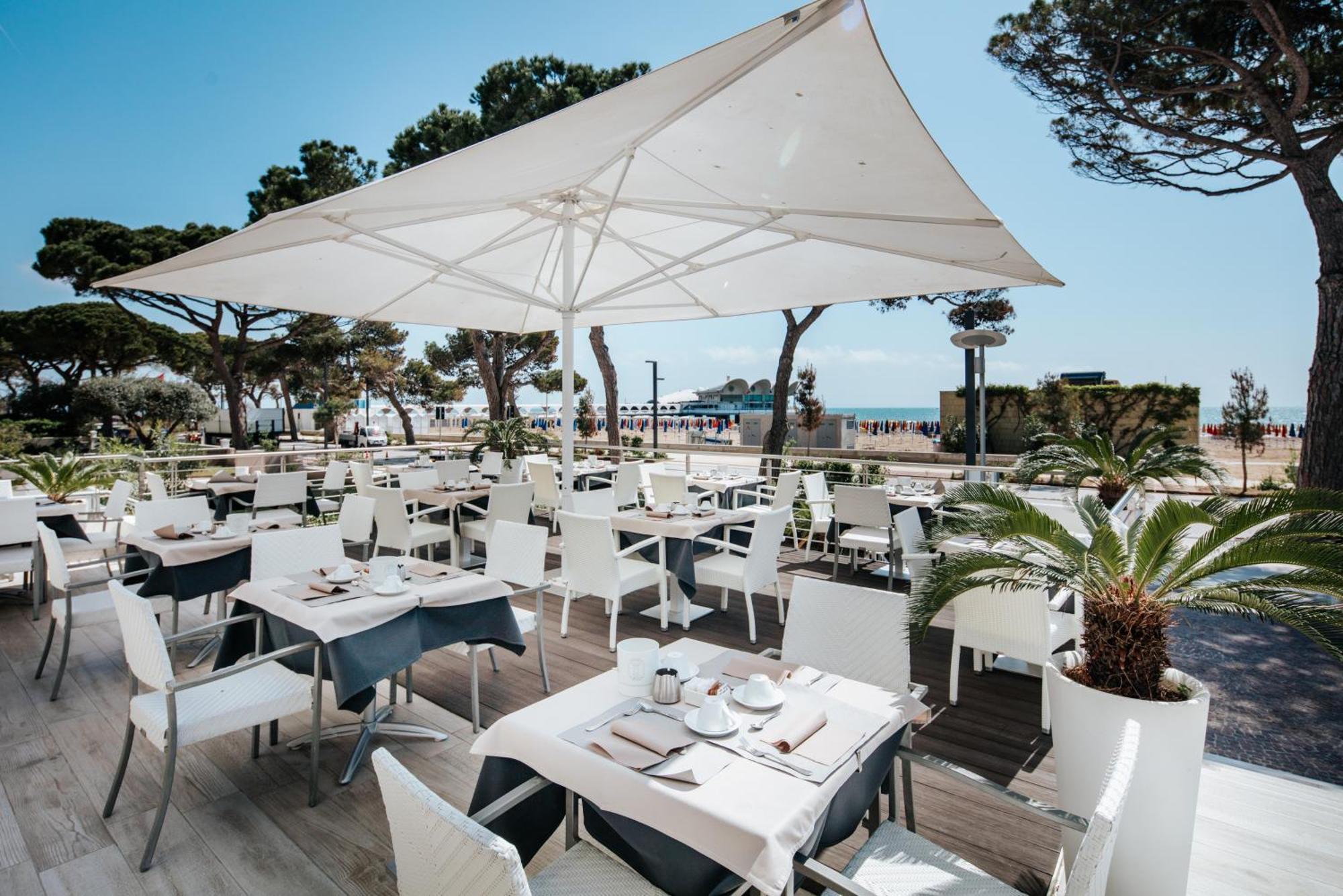 Hotel Luna Centrale Lignano Sabbiadoro Esterno foto
