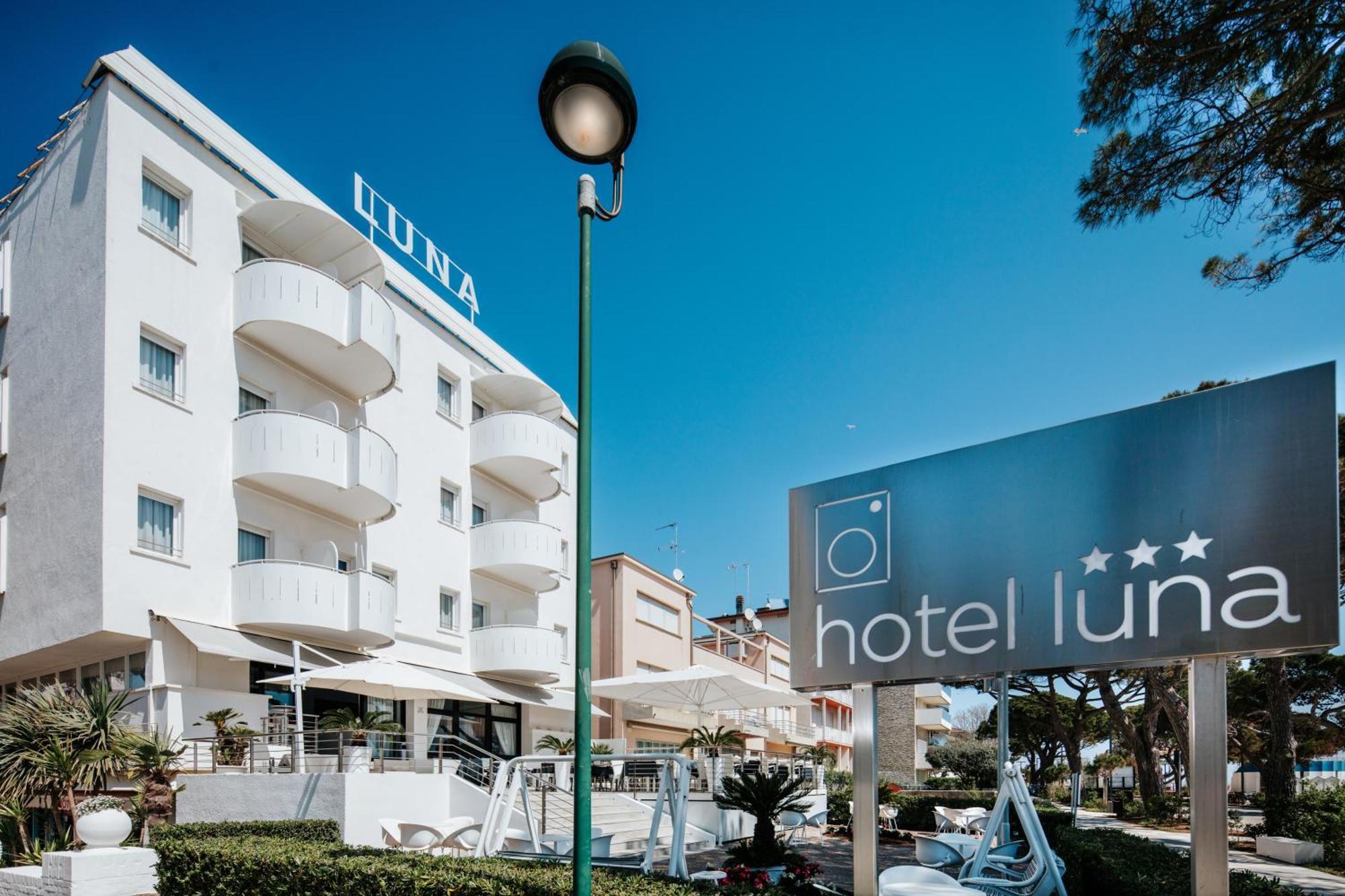 Hotel Luna Centrale Lignano Sabbiadoro Esterno foto