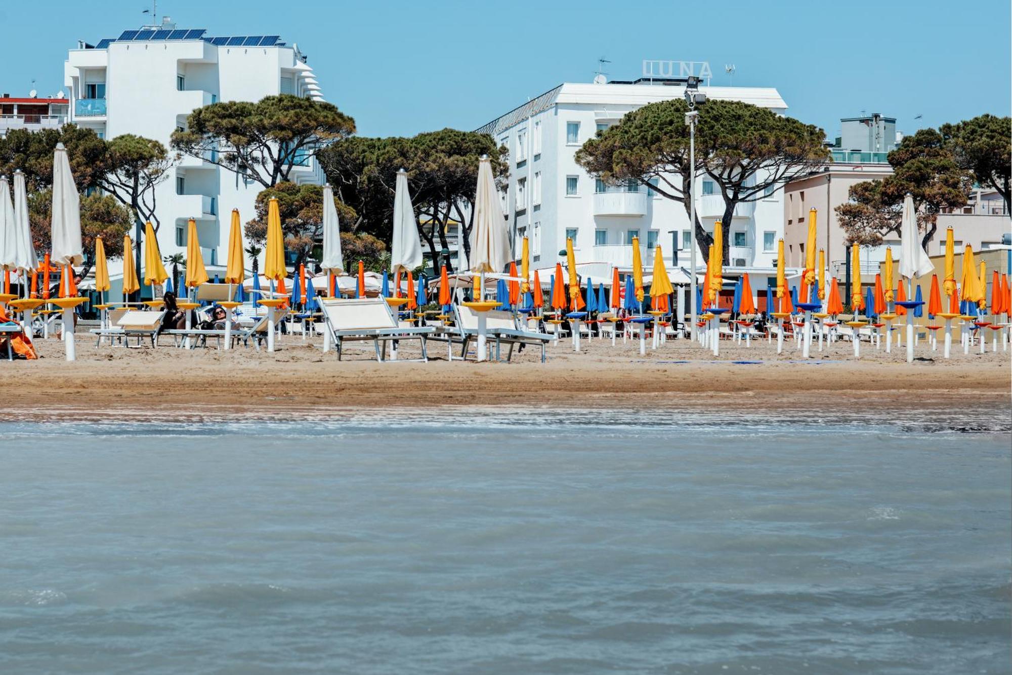 Hotel Luna Centrale Lignano Sabbiadoro Esterno foto